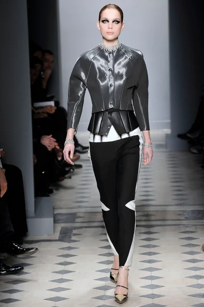 Look 15